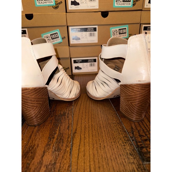 Gianni Bini White Leather Strappy Buckle Block Heel Ankle Booties Women 8M - Picture 4 of 7